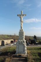 Croix de cimetière: Christ en croix